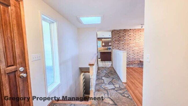 Foto del edificio - Spacious 5-Bedroom Kirkland Home – Daylight Basement, RV Parking, Quiet Private Drive & Top Schools!