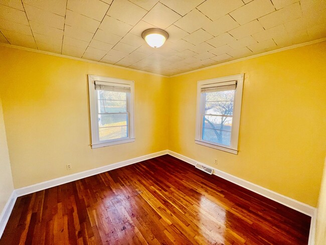 Building Photo - 2 bed with Large Garage
