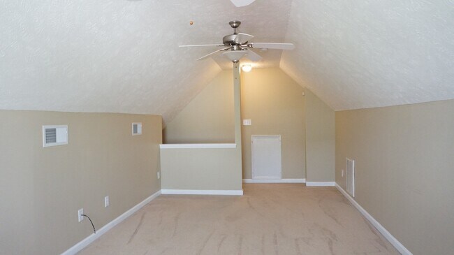 Building Photo - 916 Broadmore Dr