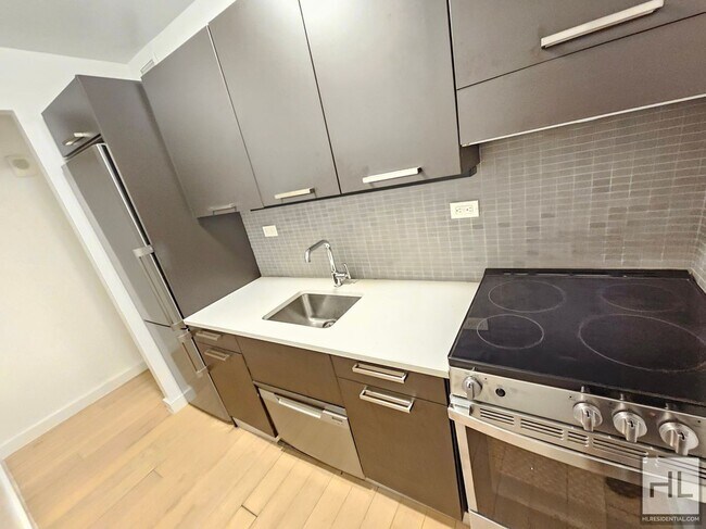 Building Photo - Junior 1-Bedroom in Murray Hill | 8th Floo...