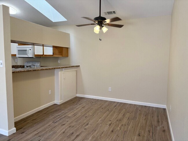 Building Photo - Single story beauty!  2 bedroom, 1.5 bath ...