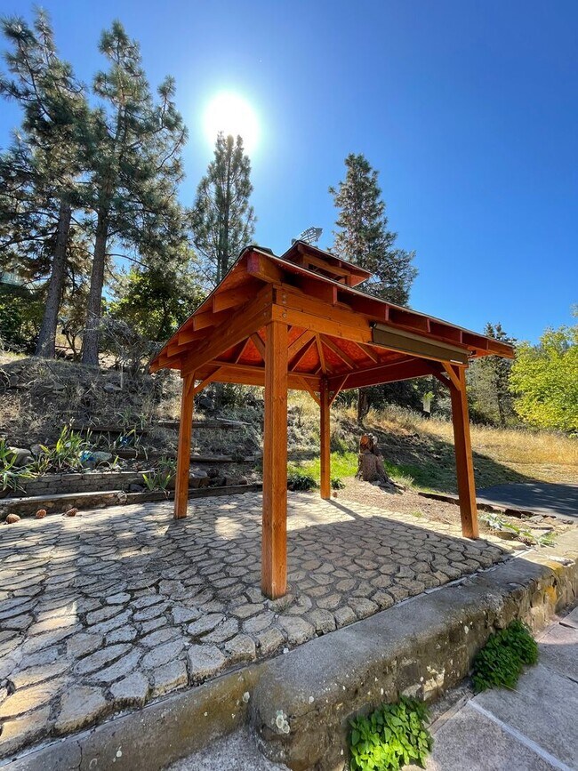 Building Photo - Lakeview 4-Bedroom Home Steps from Moore P...