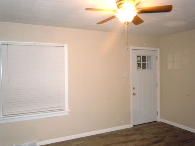 Building Photo - Two Bedroom Home with Utility Room off Kitchen and a Garage!!
