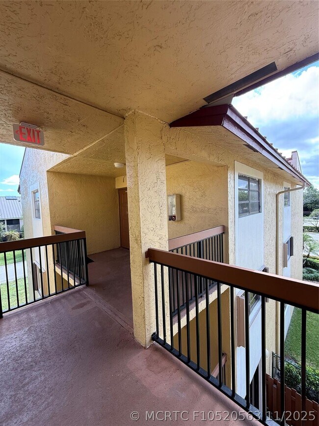 Building Photo - 2033 Coral Ridge Dr
