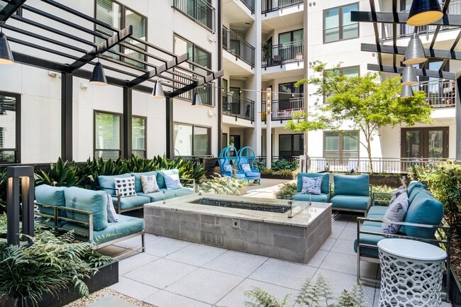 Building Photo - Axis Midtown