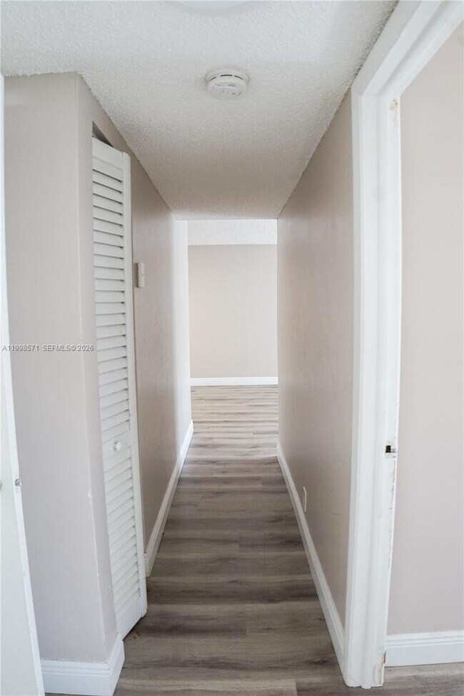 Foto del edificio - 4280 Woodside Dr
