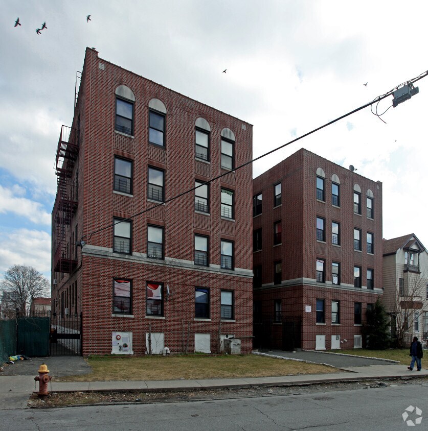 Foto del edificio - 106 Locust Hill Ave