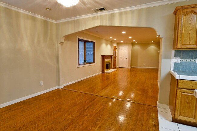 Building Photo - Sharp 3 Bedroom 2 Bath Desirable Cambrian ...