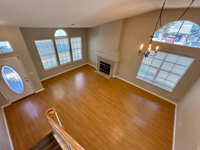 Foto del edificio - 3 bedroom 2.5 bathroom corner lot
