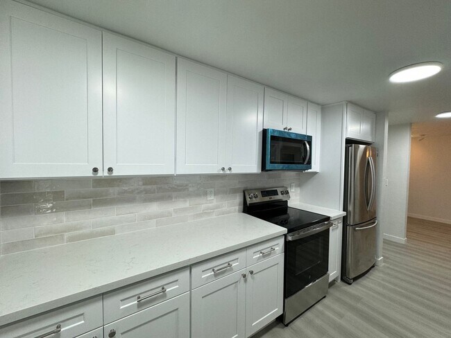 Foto del edificio - Spacious Magnolia Condo (brand-new wooden flooring)