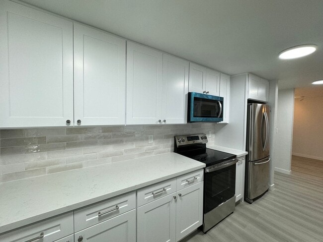Building Photo - Spacious Magnolia Condo (brand-new wooden flooring)