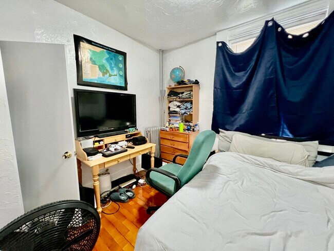 Building Photo - 4 Adella Pl
