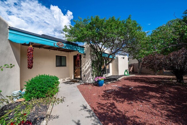 Building Photo - Vibrant Home Off Rodeo Rd.