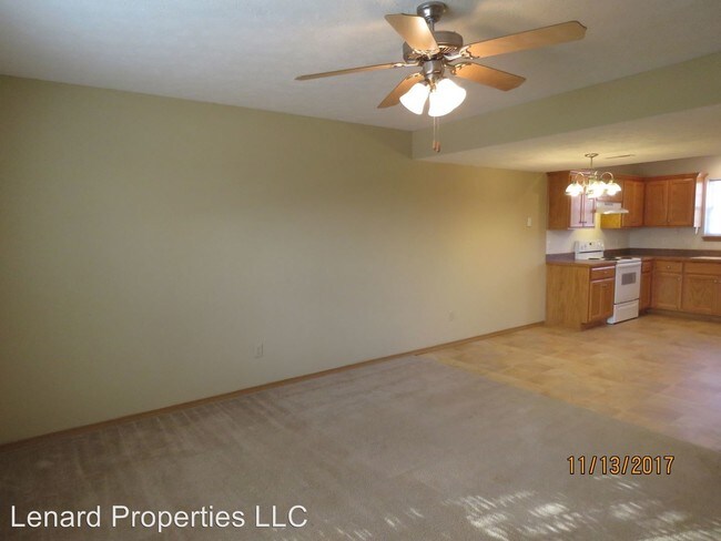 Building Photo - 721 E Kings Carriage Blvd