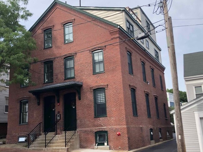 side - 47 Hancock St
