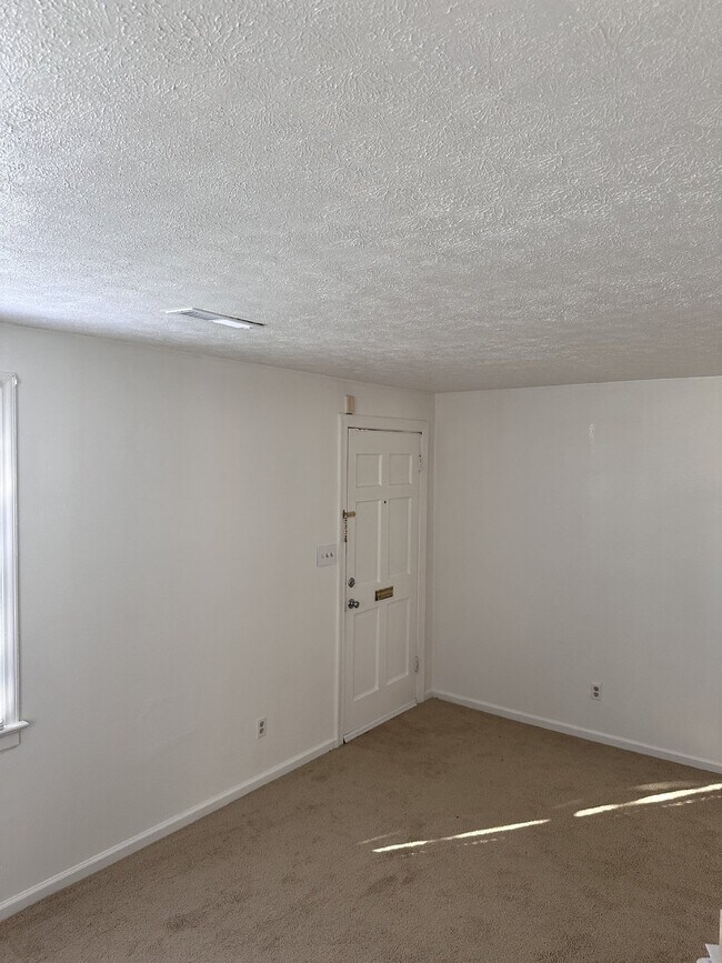 Building Photo - Charming 2 Bedroom Home Steps Away from Ma...