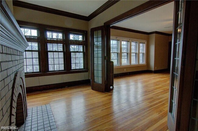 Foto del edificio - 3 br, 1 bath Triplex - 2621 Idlewood Road 1