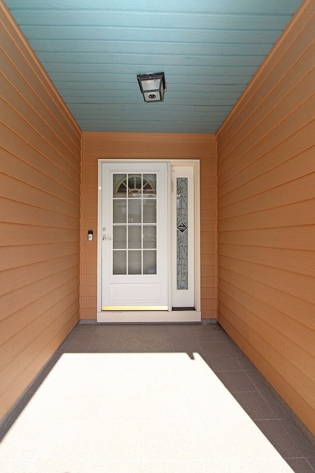 Building Photo - Stunning Blue Lake 3 Bed/2 Bath 1 Level Home