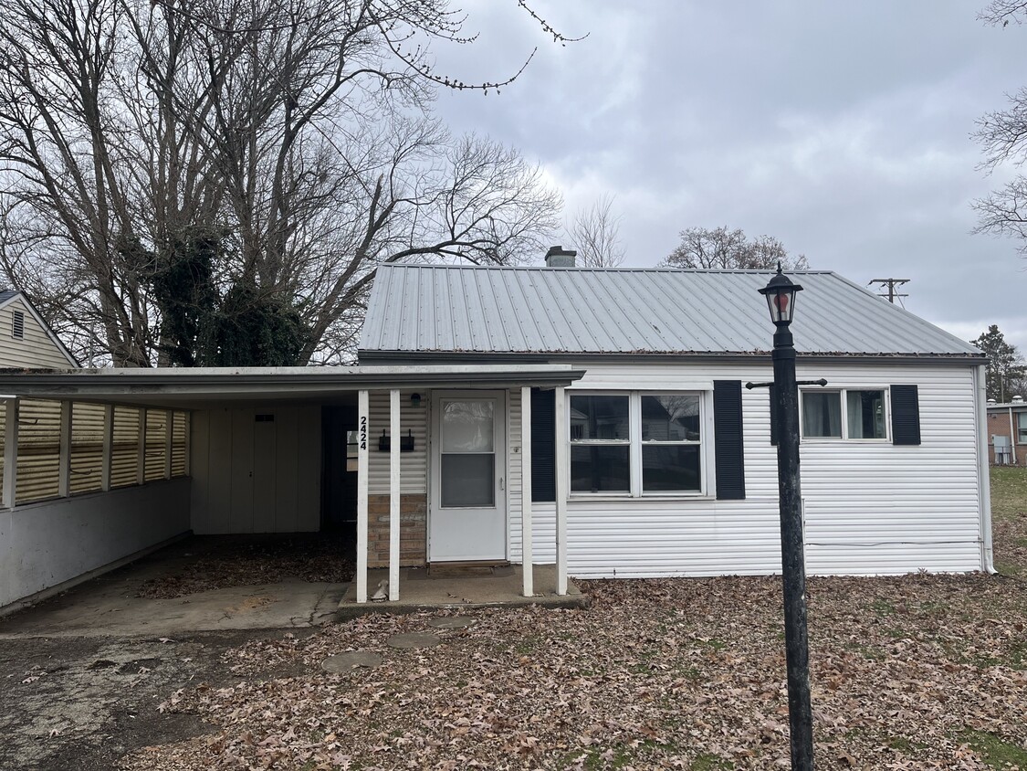 Primary Photo - 2424 Van Buren Ave