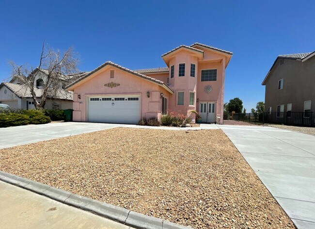 Foto del edificio - Huge 4 Bedroom Available Now!!!