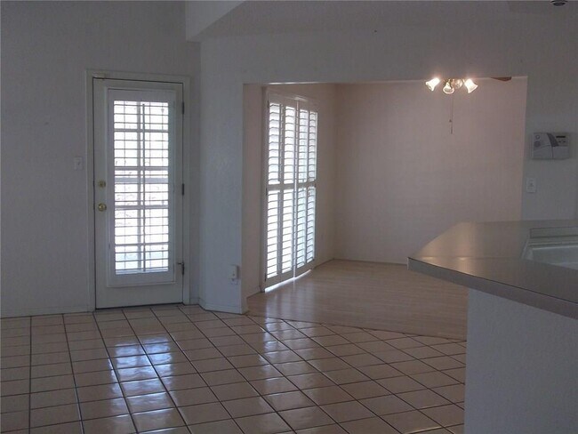 Foto del edificio - 7680 Dianjou Dr