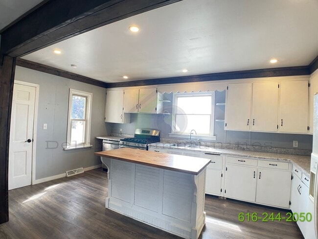 Building Photo - 3 Bedroom (with an extra room) Home Available in Marne, MI