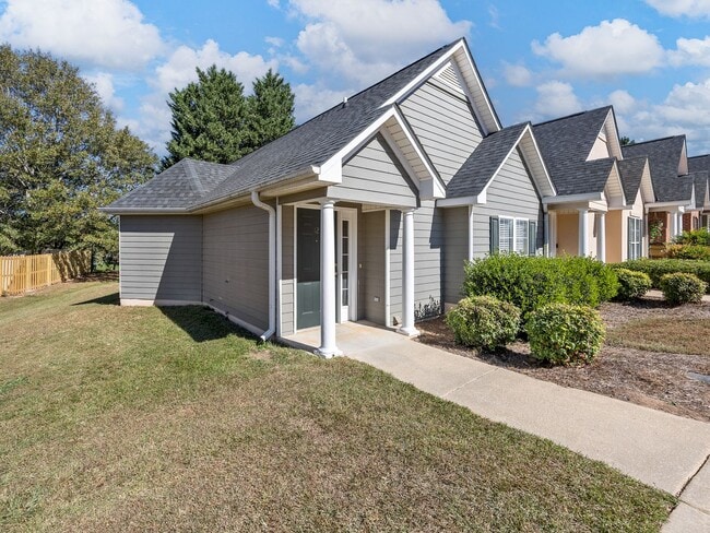 Building Photo - Freshly Renovated 2 BR, 2 BA Townhome, Loc...