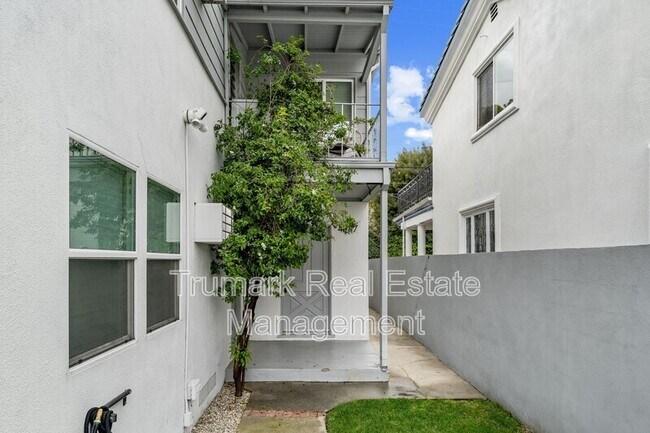 Foto del edificio - 4247 Laurel Canyon Blvd