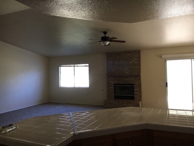 Foto del edificio - Westside location! Beautiful Single Story On Large Corner Lot
