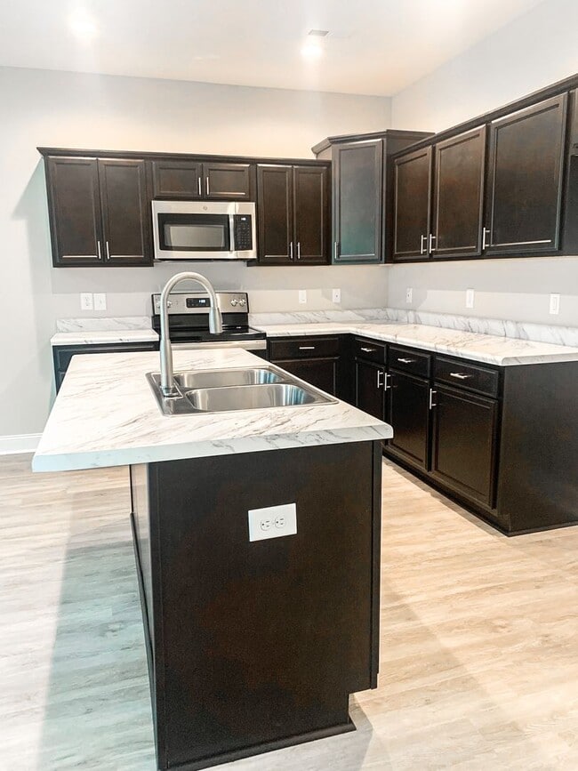 Building Photo - 212 N Stingray Ln
