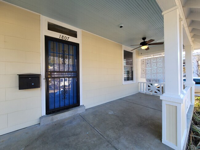 Foto del edificio - 1807 Nelson Ave