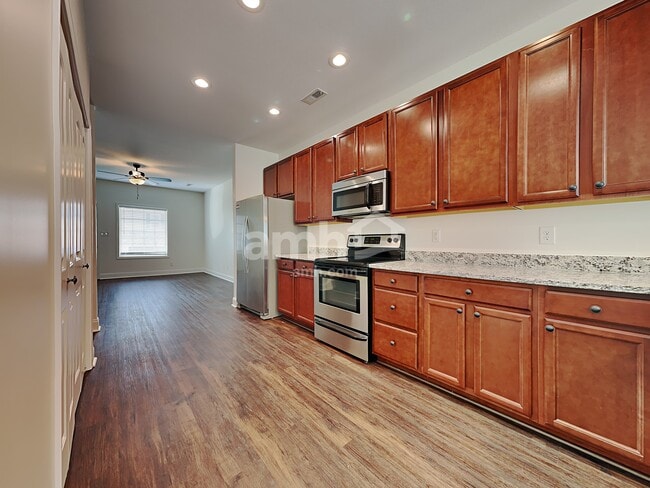 Building Photo - 7211 Deer Springs Way