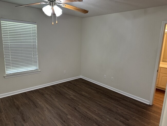 Building Photo - 2408 Versailles Dr