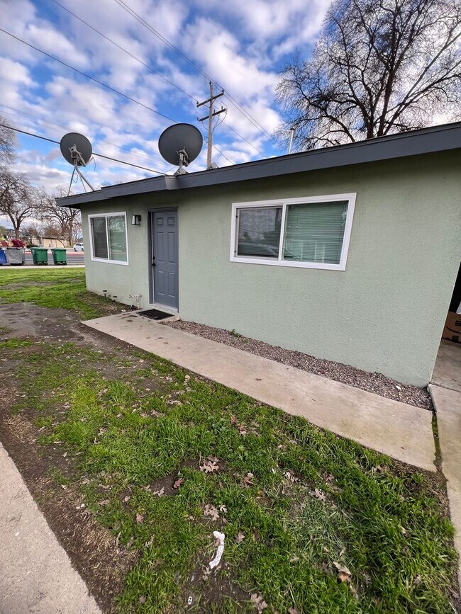 Building Photo - 808-809 Farmersville Blvd