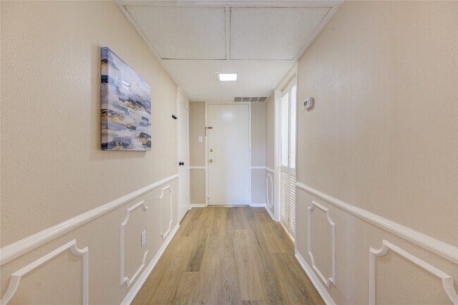 Building Photo - 351 N Post Oak Ln