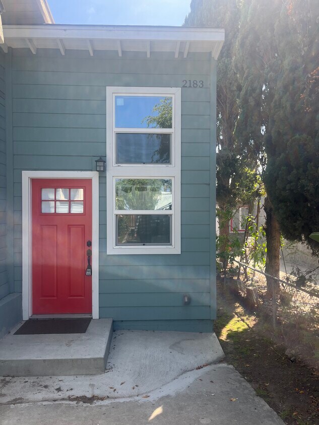 Foto principal - 2183 Harrison Ave