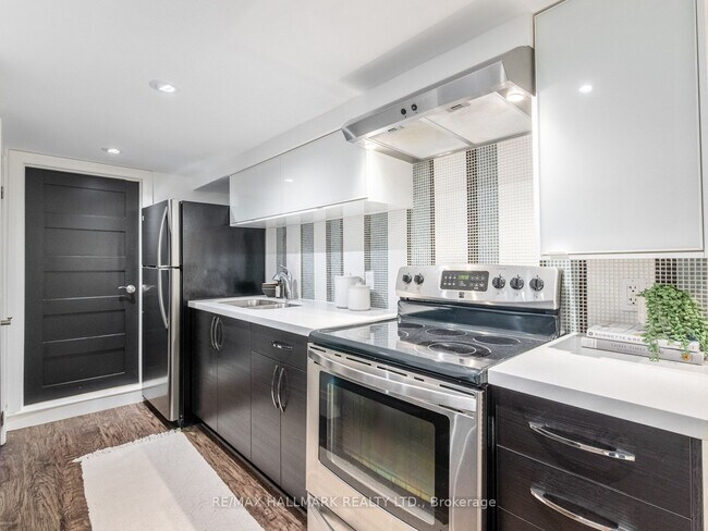 Photo du bâtiment - Fully Renovated One Bedroom Lower Level Suite in the Danforth!