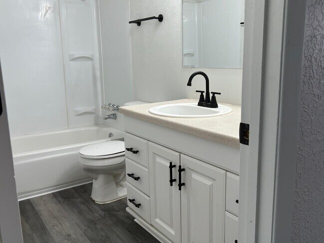 Foto del edificio - 13200 Mountain Rd NE