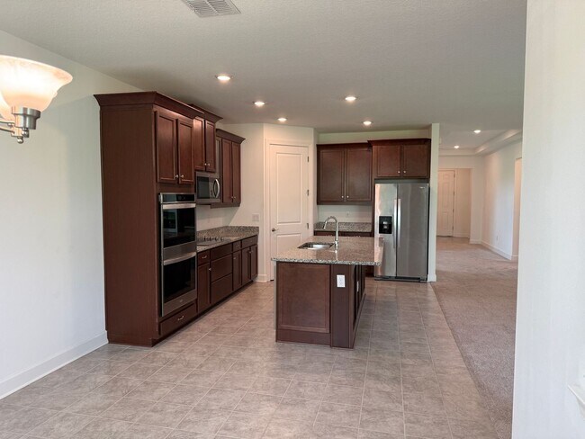 Foto del edificio - 5 Bedroom 4 Bath W/Office & 3-Car Garage (...