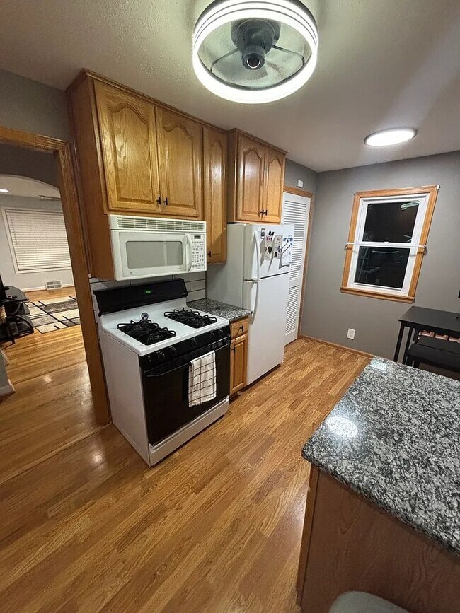 Foto del edificio - Massive Parking + Finished Basement Near UNMC & Downtown – $2,000/mo