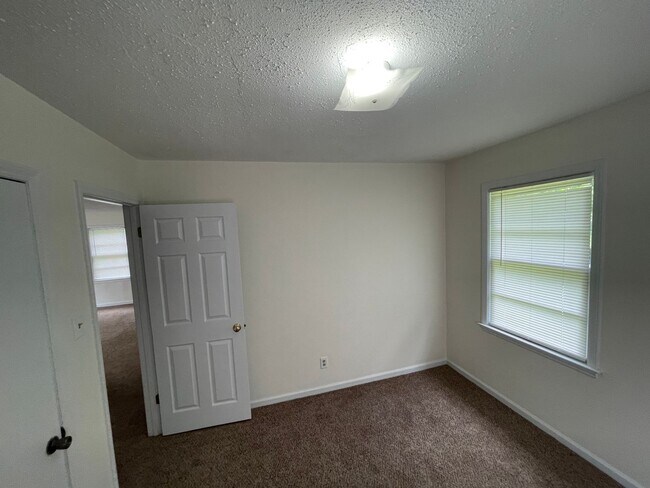 Foto del edificio - Single-Family Home: Near Shopping, Movie T...