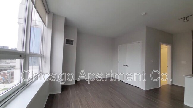 Foto del edificio - 801 W Adams St