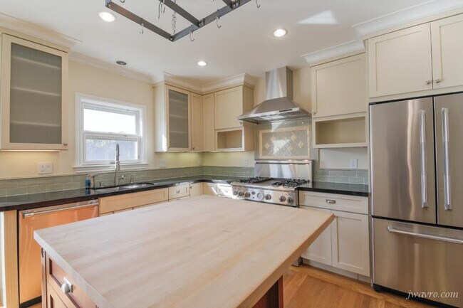 Foto del edificio - 348 Stratford Dr