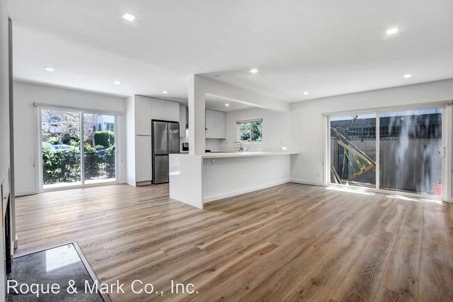 Building Photo - 3 br, 2.5 bath Apartment - 3663 Mentone Av...