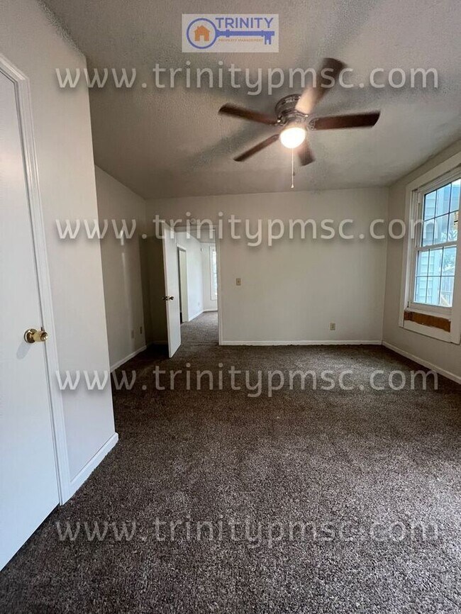 Building Photo - Newly renovated! Must see!