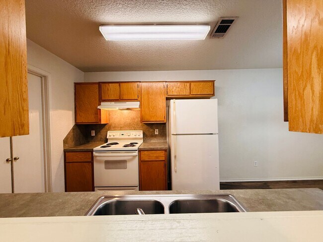 Building Photo - 2801 Lucille Dr