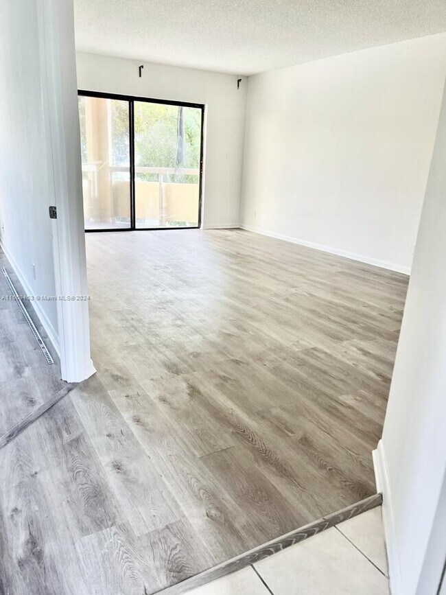 Foto del edificio - 8290 Lake Dr