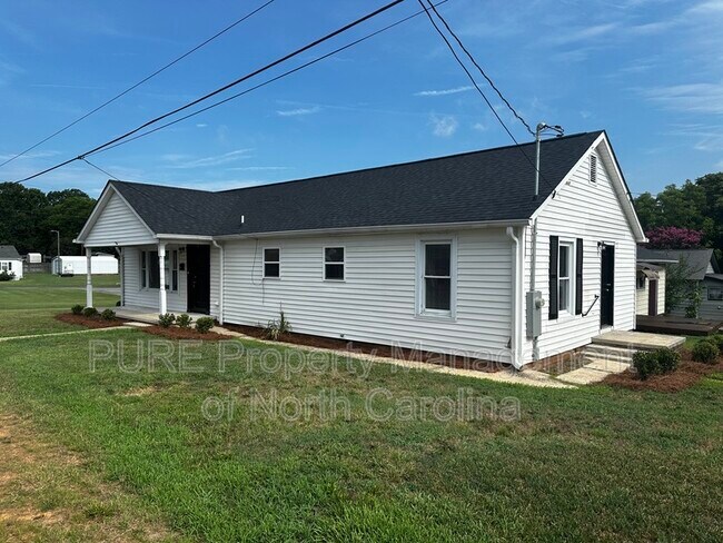 Building Photo - 1101 Woodlawn St