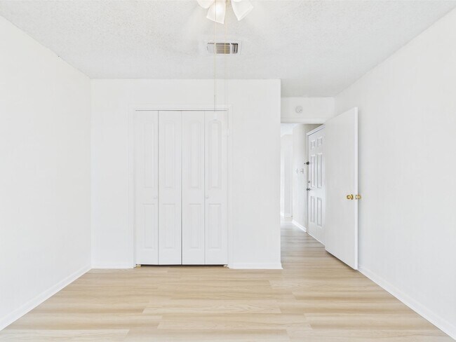 Foto del edificio - 913 Mayfield Dr