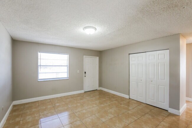 Foto del edificio - 18940 NW 33rd Pl